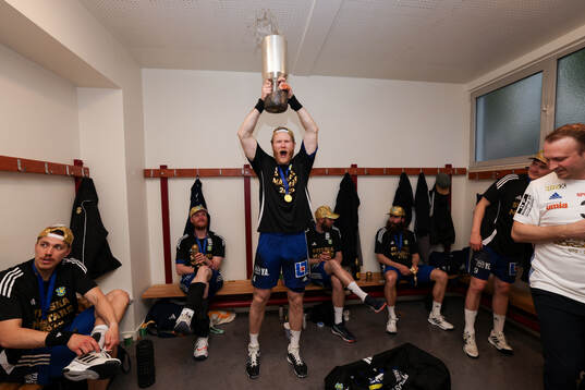 Ystad IFs Philip Stenmalm jublar med pokalen i
