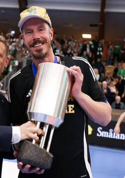 Ystad IFs Kim Andersson jublar med pokalen