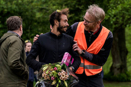 El-Mehdi El-Khouji och biträdande tävlingsledare Martin