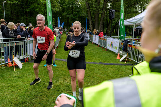 Anders Ekman och Klara Eriksson vid målgång av Änglamilen