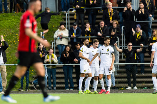 a vänster) gör 0-1 och gratuleras av lagkamrater