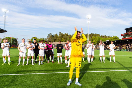 AIKs spelare med målvakt Kristoffer Nordfeldt tackar
