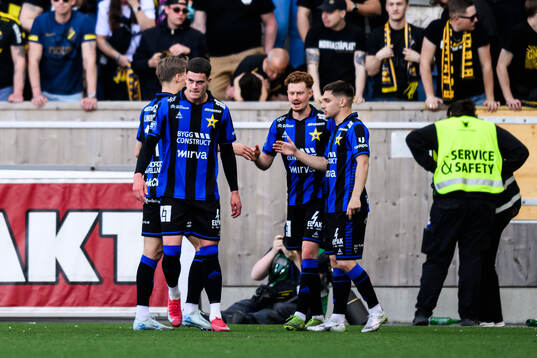 Sirius Robbie Ure jublar med lagkamrater