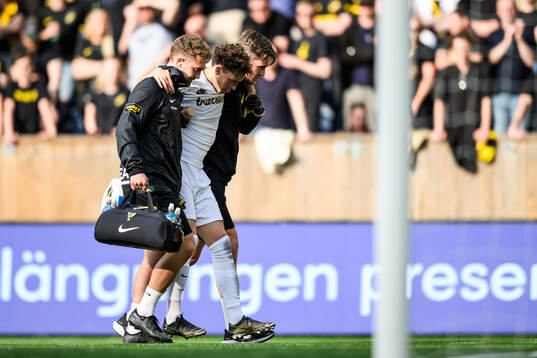 AIKs Victor Goncalves Andersson lämnar planen skadad