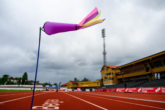Strong winds at Fana Stadion