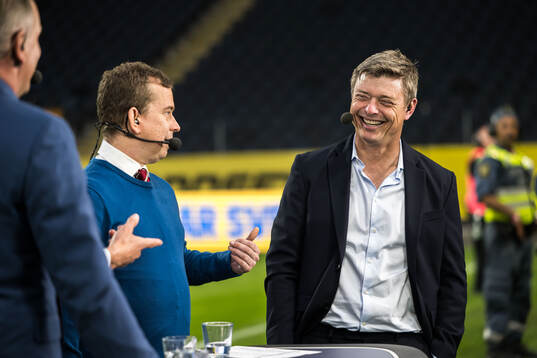 Erik Niva of Swedish broadcaster Viaplay and head coach Jon