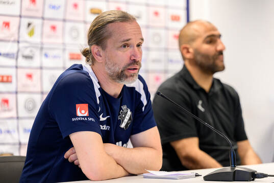 AIKs tränare Lukas Syberyjski på en presskonferens