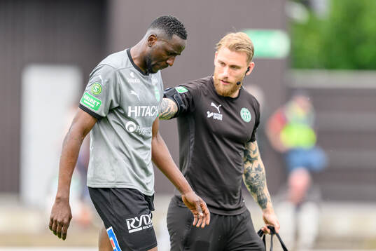 Västerås Frederic Nsabiyumva lämnar planen skadad