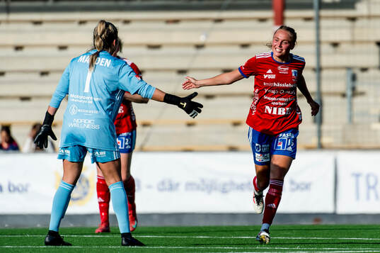 Vittsjös Olivia Wänglund och Savannah Madden jublar