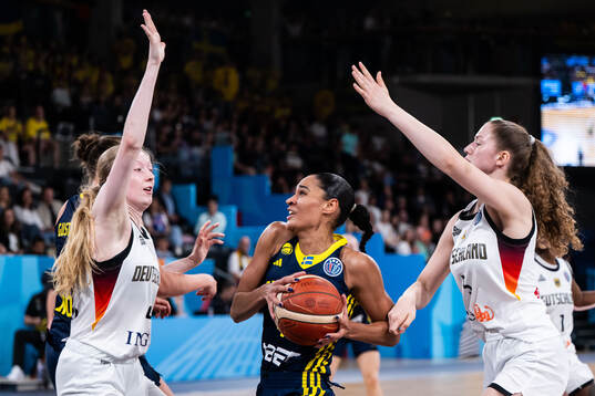 Nathalie Fontaine of Sweden against Frieda Buhner and Hilke