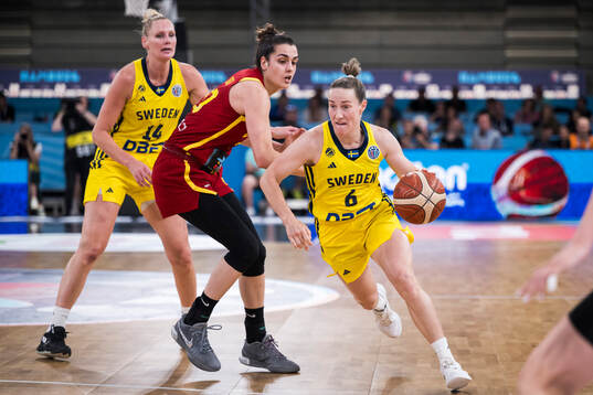 Paula Ginzo of Spain and Frida Eldebrink of Sweden