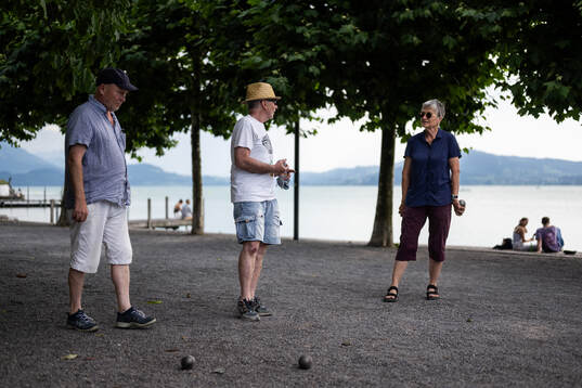 Beat, Max och Elisabeth spelar boule