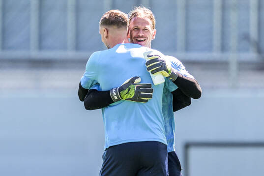 Målvakt Robin Olsen och målvakt Johan Dahlin
