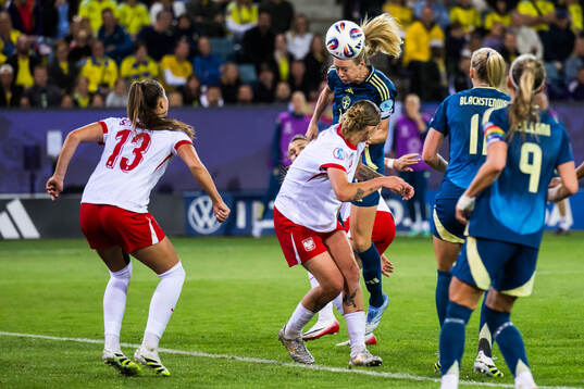 Oliwia Wos of Poland and Amanda Ilestedt of Sweden