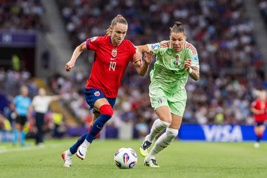 Caroline Graham Hansen of Norway and Elena Linari of Italy