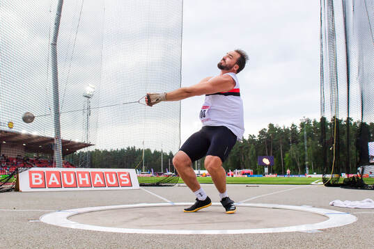 Ragnar Carlsson Hässelby SK deltar i herrarnas slägga