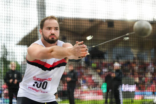 Ragnar Carlsson Hässelby SK deltar i herrarnas slägga