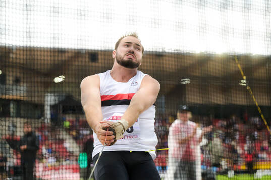 Ragnar Carlsson Hässelby SK deltar i herrarnas slägga