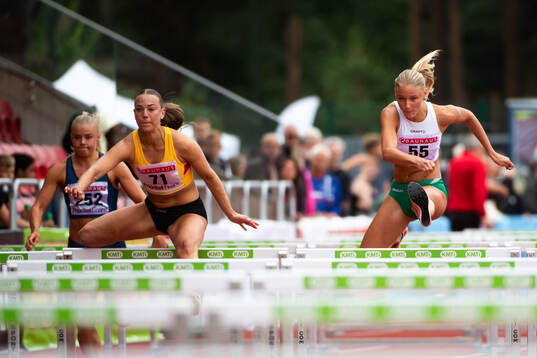 Alva von Gerber, Huddinge AIS och Esther Sahlqvist,