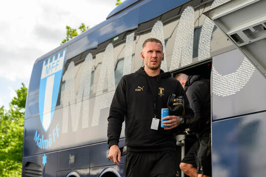 Goalkeeper Robin Olsen of Malmö FF arrives