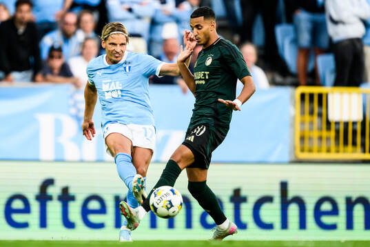 Jens Stryger Larsen of Malmö FF and Elias Achouri of FC