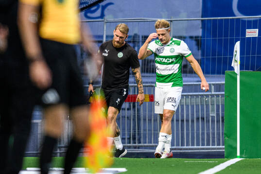 Västerås Herman Magnusson lämnar planen skadad