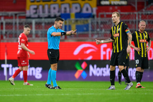 Referee Nicholas Walsh and Simon Gustafson of Häcken
