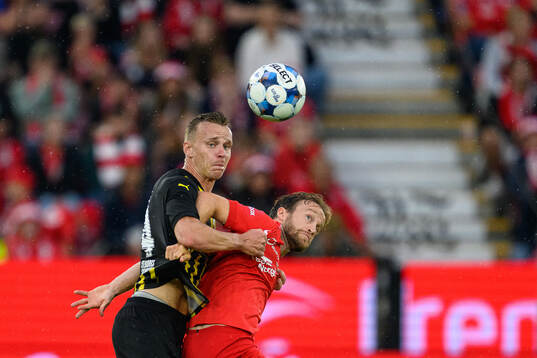 Marius Lode of Häcken and Bård Finne of Brann