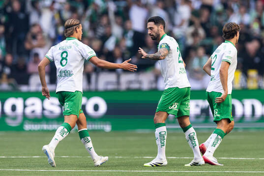 Hammarbys Nahir Besara jublar med Markus Karlsson