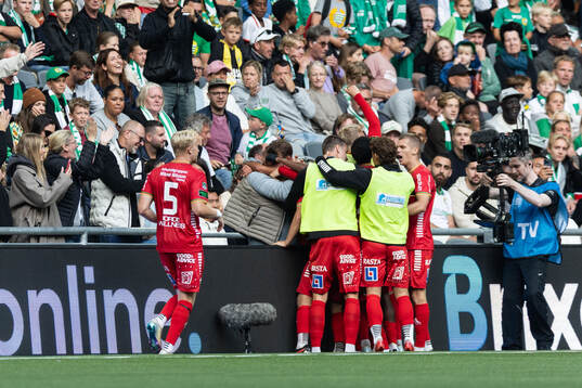GAIS Edvin Becirovic jublar med lagkamrater