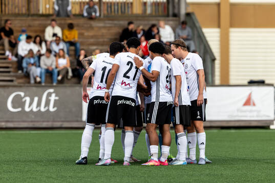 Vänersborgs FKs  spelare laddar för match