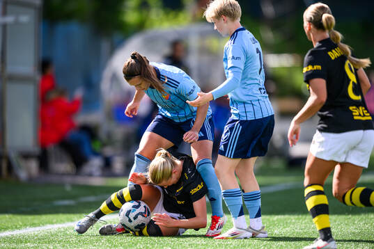 Djurgårdens Alexsandra Lobanova och Olivia Ulenius mot