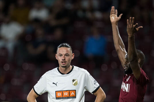 Amor Layouni of Häcken and Aly Abeid of CFR Cluj