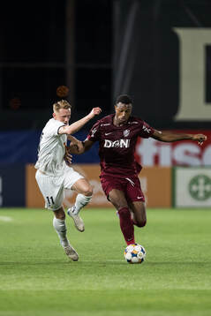 Julius Lindberg of Häcken and Muhammed Badamosi of CFR Cluj