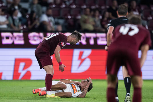 Damjan Dokovic of CFR Cluj and Silas Andersen of Häcken
