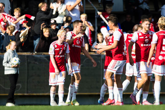 a vänster) gör 1-0 och gratuleras av lagkamrater