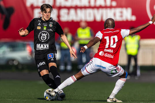 Örebros John Stenberg och Sandvikens IFs Moonga Simba