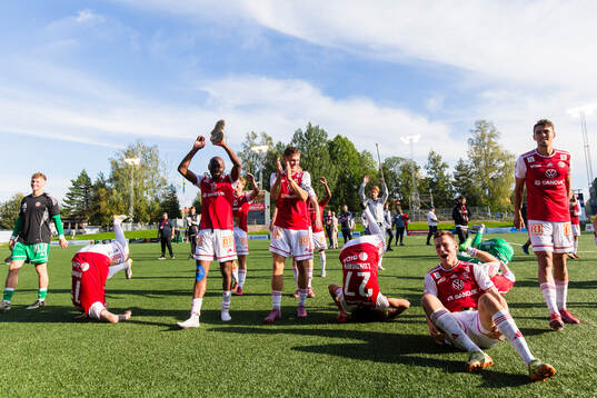 Sandvikens IFs spelare tackar publiken