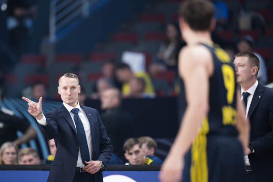 Coach Mikko Riipinen and Pelle Larsson of Sweden