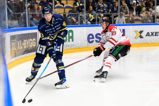 HV71s Oskar Stål-Lyrenäs och Örebros Peetro Seppälä