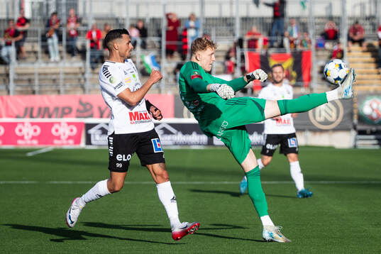 Örebros Ahmed Yasin och Östersunds målvakt Rasmus Forsell