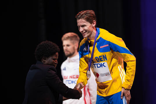 Andreas Almgren of Sweden recevies his bronze medal for his