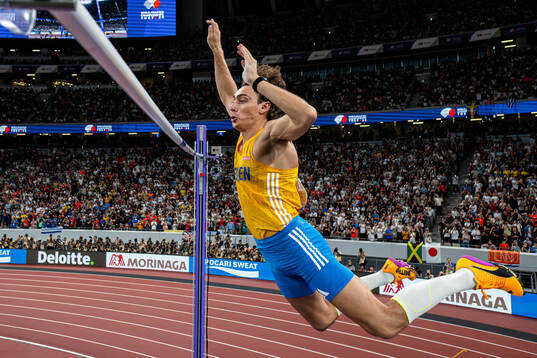 Armand Duplantis of Sweden sets a new world record by