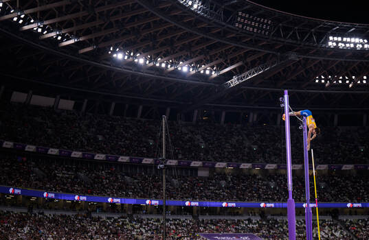 Armand Duplantis of Sweden sets a new world record by