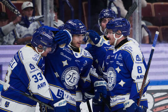 Leksands Michael Lindqvist jublar med lagkamrater