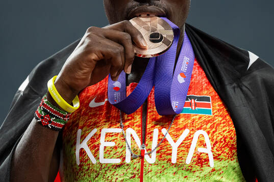 Reynold Cheruiyot of Kenya with his bronze medal