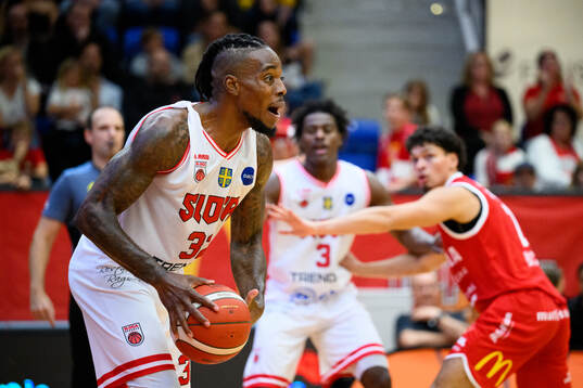 Sloga Uppsalas Eric Kibi reagerar