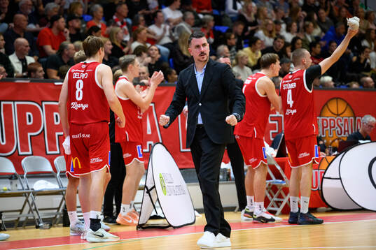 Uppsalas tränare Sergi Brugué Garcia jublar