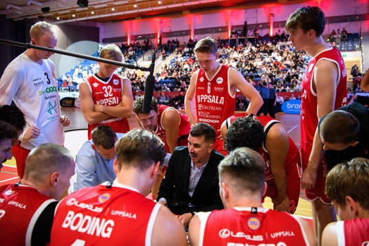 Uppsalas tränare Sergi Brugué Garcia och spelare vid en