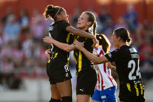 Anna Anvegård of Häcken celebrates with Felicia Schröder